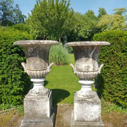 Null 
Un par de urnas de mármol blanco tallado sobre pedestales Siglo XX 




15&hellip;