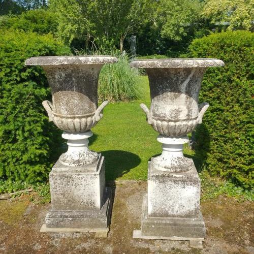Null 
Coppia di urne in marmo bianco scolpite su piedistallo XX secolo 




Alte&hellip;
