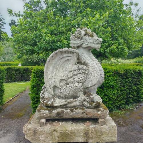 Null 
A monumental carved stone stone dragon on associated base




240cm high b&hellip;