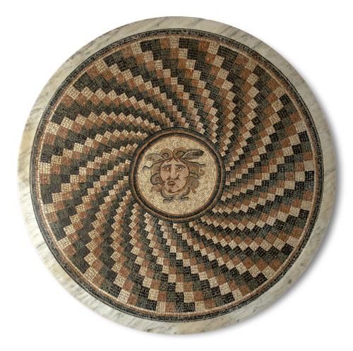 Null 罗马风格的马赛克和大理石圆形桌面，放在锡耶纳大理石柱基座上，可能使用古代魔方制作而成

直径133厘米的花园装饰品