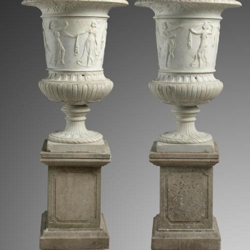 Null 
一对白色大理石雕刻的骨灰盒 意大利




19世纪末




高101厘米




在雕刻的石灰石基座上




总高162厘米