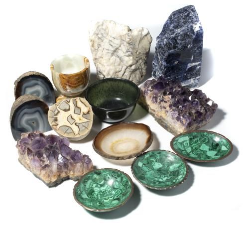 Null Eine Sammlung von Mineralien, darunter eine Nephrit-Schale, 10 cm Durchmess&hellip;