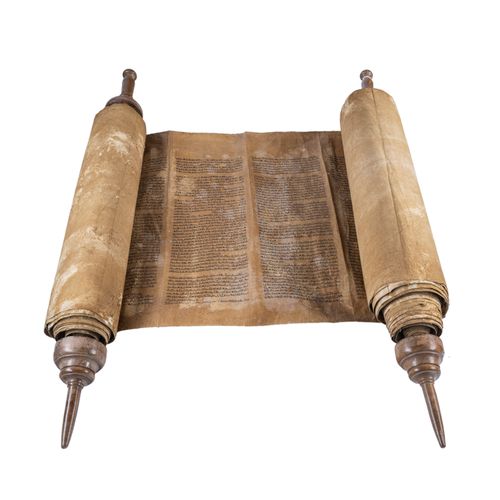 Torah su pergamena 羊皮纸上的托拉

摩洛哥，20世纪初

缺陷

高56厘米（仅限羊皮纸）。

高98厘米（包括支架）

l 2400厘米约&hellip;