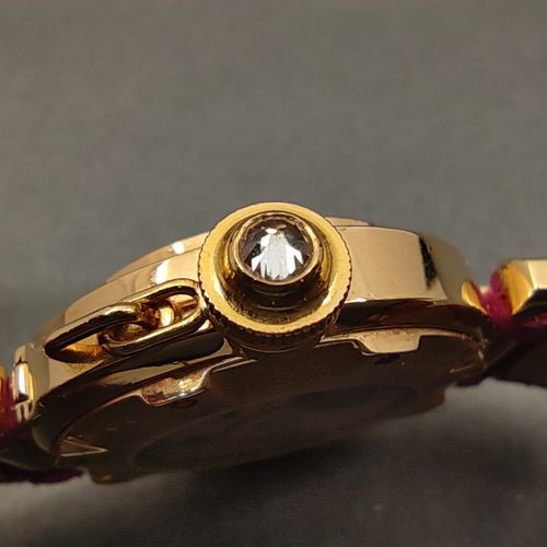CARTIER PASHA 
Montre bracelet, boîtier rond en or jaune 750°, cadran blanc à ch&hellip;