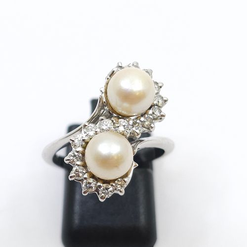 Null ANELLO in oro bianco 750° con due perle circondate da una linea di 8/8 diam&hellip;