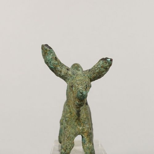 Pendeloque en forme de boeuf à bosse 
Bronze à patine verte sombre 
Iran du Nord&hellip;