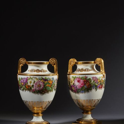 Null SÈVRES 

Paire de vases Clodion 3eme grandeur de forme balustre sur piédouc&hellip;
