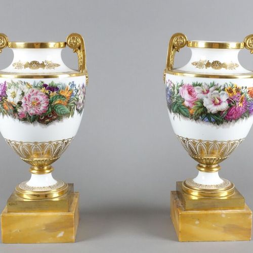 Null SÈVRES 

Paire de vases Clodion 3eme grandeur de forme balustre sur piédouc&hellip;