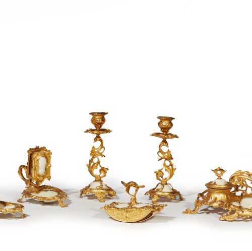 Null Nécessaire de bureau en porcelaine à monture en bronze doré comprenant un b&hellip;