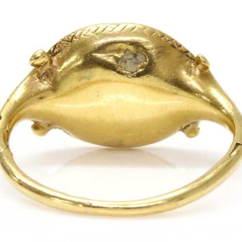 Null Un anello ouroboros in corniola d'oro,