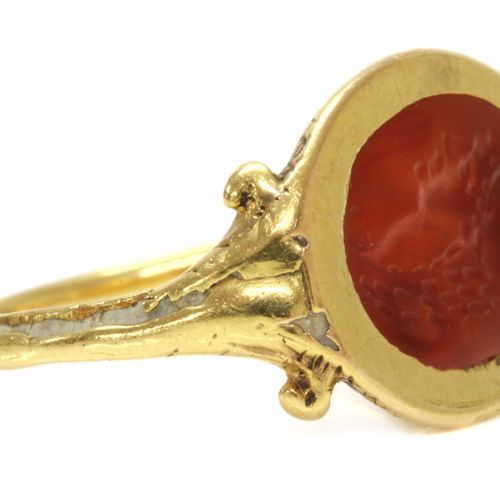Null 一枚金红玉髓凹刻乌洛波洛斯戒指。