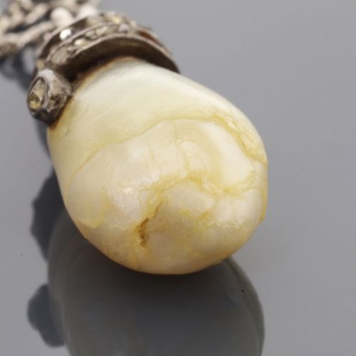 Null 一个19世纪早期的珍珠和钻石蛇形吊坠。
