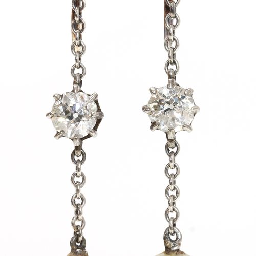 Null 一对爱德华时代的珍珠和钻石吊坠耳环。