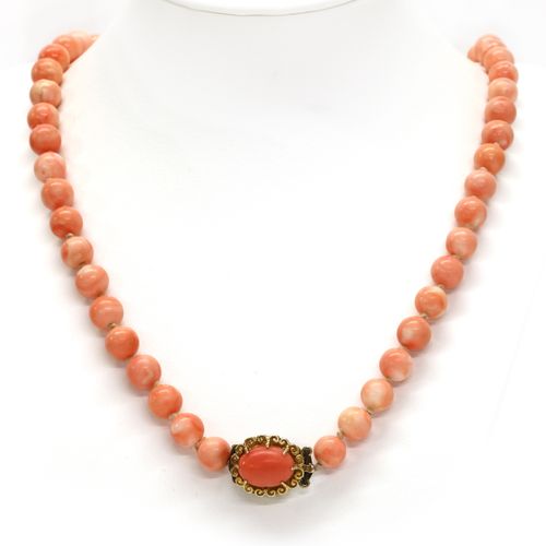 Null A single row uniform coral bead necklace,