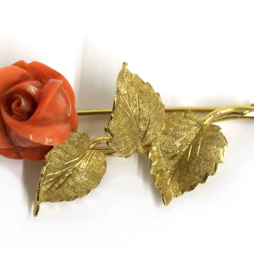 Null Une broche italienne en corail sculpté en or,