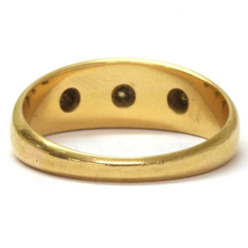 Null Une bague à trois pierres en or 18ct,