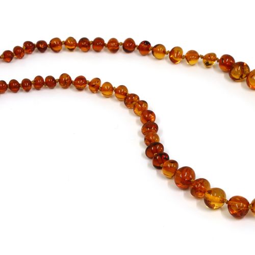 Null Un collier de perles d'ambre graduées à un seul rang,