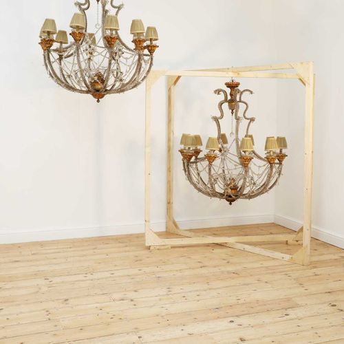 Null Una coppia di grandi lampadari a dieci luci in vetro con perline e legno do&hellip;