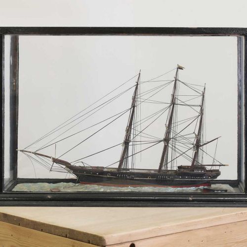 Null Une maquette de bateau en coffret, Une maquette de bateau en coffret, fin d&hellip;