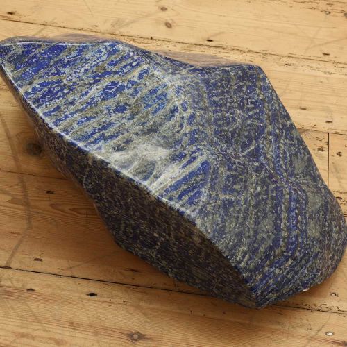 Null Un grand spécimen de lapis-lazuli "de forme libre", Un grand spécimen de la&hellip;