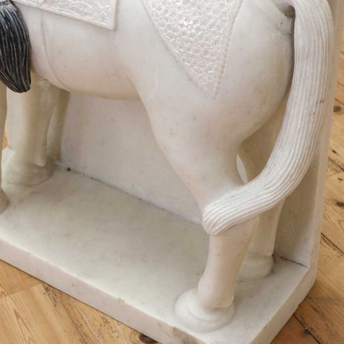 Null Un grand cheval en marbre sculpté de style moghol, contemporain, indien, po&hellip;