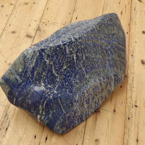 Null Un grand spécimen de lapis-lazuli "de forme libre", Un grand spécimen de la&hellip;