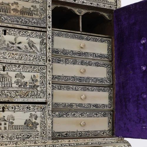 Null Bureau miniature en bois de santal et ivoire d'origine anglo-indienne, vers&hellip;