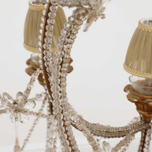Null 一对大型串珠玻璃和鎏金木十灯吊灯， 一对大型串珠玻璃和鎏金木十灯吊灯，可能是20世纪初，意大利，热那亚，每个都有滚动的树枝和支架，精心装饰着各种珠子，&hellip;