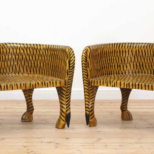 Null Paire de chaises en bois sculpté, peint et en papier mâché Paire de chaises&hellip;