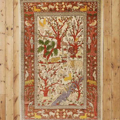 Null 一块丝绸地毯 一块丝绸地毯，20世纪，波斯，大不里士，装饰着动物和叶子的卷轴，102 x 69厘米