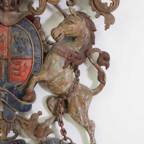 Null Grandes armoiries royales du Royaume-Uni sculptées et peintes en polychromi&hellip;