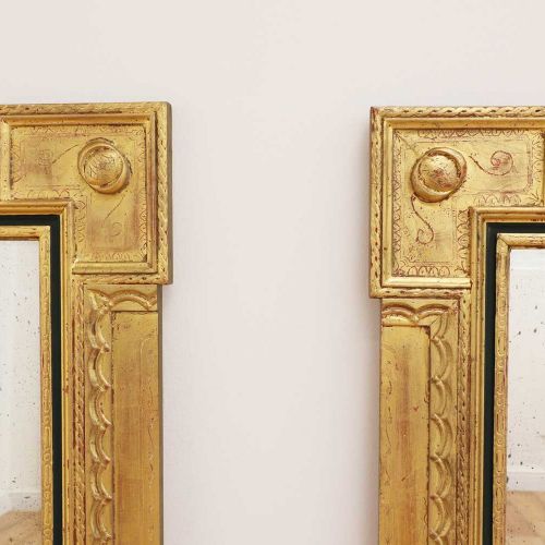 Null Paire de miroirs en bois doré et ébène, de fabrication récente, chacun de f&hellip;