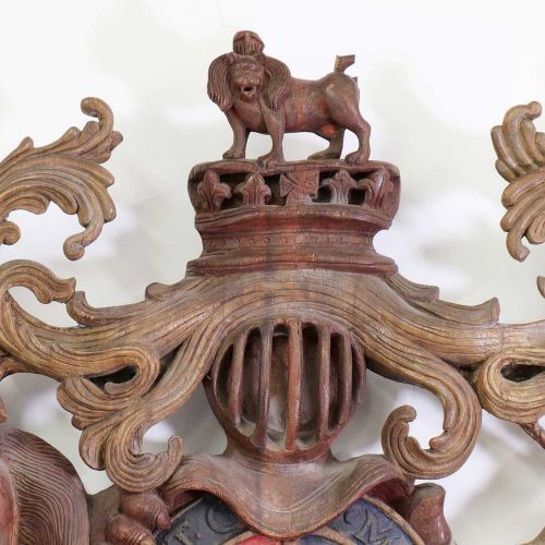 Null Grandes armoiries royales du Royaume-Uni sculptées et peintes en polychromi&hellip;