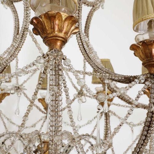 Null 一对大型串珠玻璃和鎏金木十灯吊灯， 一对大型串珠玻璃和鎏金木十灯吊灯，可能是20世纪初，意大利，热那亚，每个都有滚动的树枝和支架，精心装饰着各种珠子，&hellip;