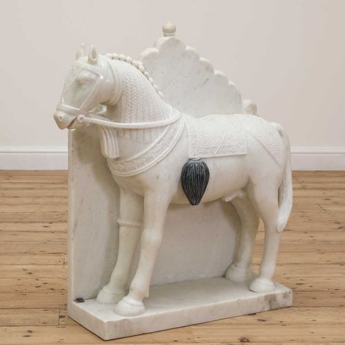 Null Un grand cheval en marbre sculpté de style moghol, contemporain, indien, po&hellip;