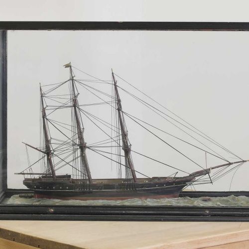 Null Une maquette de bateau en coffret, Une maquette de bateau en coffret, fin d&hellip;