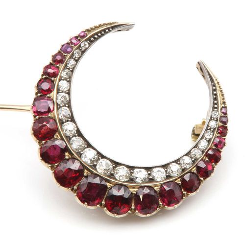 A Victorian ruby and diamond closed crescent brooch, c.1890, Une broche victorie&hellip;