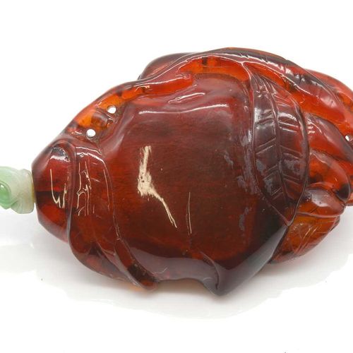 A Chinese amber and nephrite jade snuff bottle, Qing Dynasty (1644-1911), 中国清代琥珀&hellip;