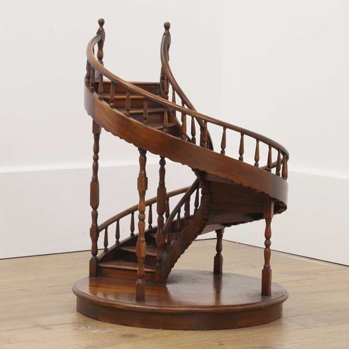 Null 一个大型的果木螺旋楼梯建筑模型，一个大型的果木螺旋楼梯建筑模型，约1880年，法国，有16个台阶，有单独的手工转动的栏杆，呈双螺旋状上升，设置在一个圆&hellip;