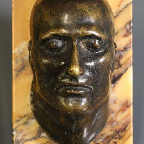 Null 青铜镇纸，19世纪中叶，拿破仑-波拿巴死后的面具形式，出自Antommarchi铸造，在青铜上签名 "Antommarchi"，安装在大理石底座上，1&hellip;