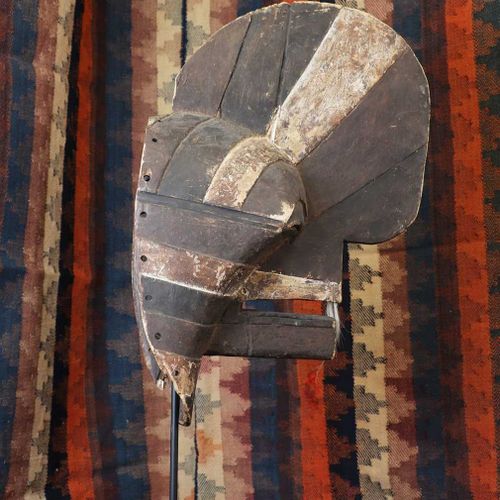 Null 宋耶社会：一个木雕Kifwebe面具，宋耶社会：一个木雕Kifwebe面具，20世纪，刚果民主共和国，在一对狭窄的眼缝上雕刻着高高的徽章，突出的鼻子上&hellip;
