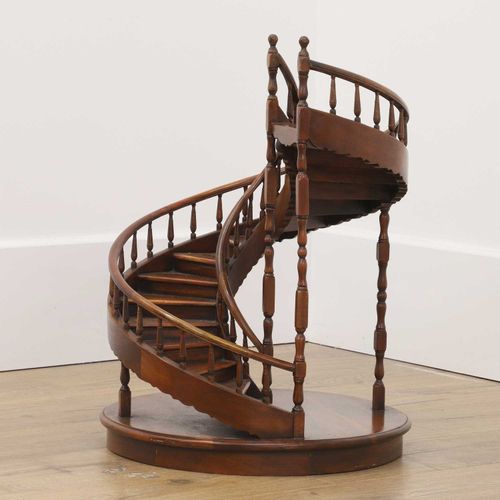 Null 一个大型的果木螺旋楼梯建筑模型，一个大型的果木螺旋楼梯建筑模型，约1880年，法国，有16个台阶，有单独的手工转动的栏杆，呈双螺旋状上升，设置在一个圆&hellip;