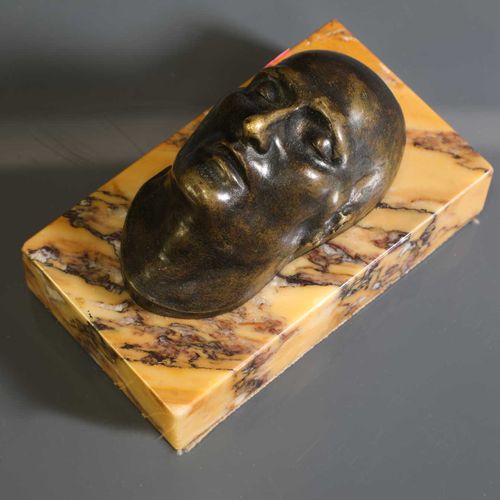 Null 青铜镇纸，19世纪中叶，拿破仑-波拿巴死后的面具形式，出自Antommarchi铸造，在青铜上签名 "Antommarchi"，安装在大理石底座上，1&hellip;