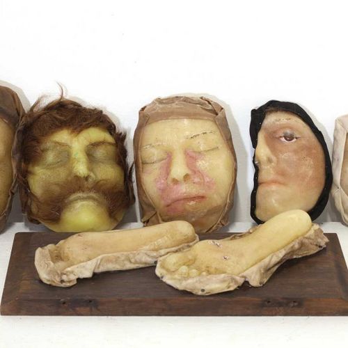 Null 一组五件维多利亚时代的蜡制死亡面具，一组五件维多利亚时代的蜡制死亡面具，19世纪，用人的头发装饰，最大的21 x 15厘米，连同一对脚的蜡模，安装在一&hellip;