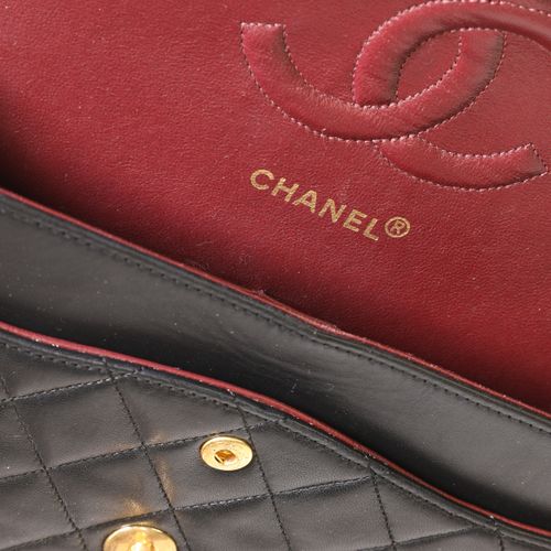 Null Un sac à rabat en agneau matelassé noir de Chanel, un sac à rabat en agneau&hellip;