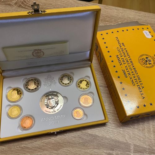 Null Coffret euros du Vatican : - 8 pièces MMX -2010 - pièce de 2€ MMIX - 2009