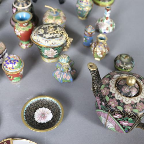 Null Important lot de petits cuivre et émaux cloisonnés, Japon et Chine, XX ème