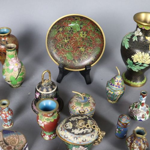 Null Important lot de petits cuivre et émaux cloisonnés, Japon et Chine, XX ème