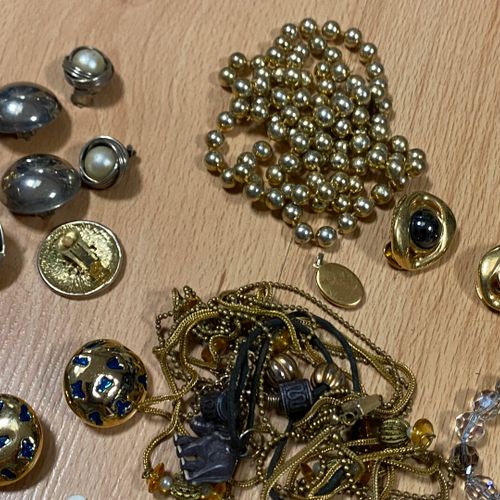 Null Lot de bijoux fantaisie comprenant bracelets, clips d'oreilles, colliers, p&hellip;