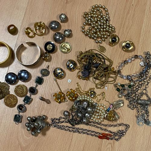 Null Lot de bijoux fantaisie comprenant bracelets, clips d'oreilles, colliers, p&hellip;